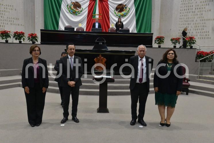 En sesión solemne de la LXVI Legislatura, el gobernador agradeció al galardonado su contribución a una de las actividades que permiten que comamos todos, con una visión de desarrollo rural, celebrando que mediante su labor haga referencia a la discusión de la reforma a Ley General de Salud en el Senado.