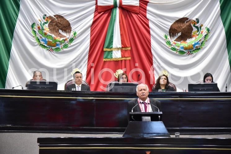 En sesión solemne y con la presencia del gobernador, ingeniero Cuitláhuac García Jiménez, y de la presidenta del Poder Judicial estatal, magistrada Lisbeth Aurelia Jiménez Aguirre, la LXVI Legislatura hizo entrega de la medalla y diploma Adolfo Ruiz Cortines 2022 al doctor Manuel Ángel Gómez Cruz, por su labor, investigación y aportaciones a favor de la agricultura orgánica y de los productores del estado.

