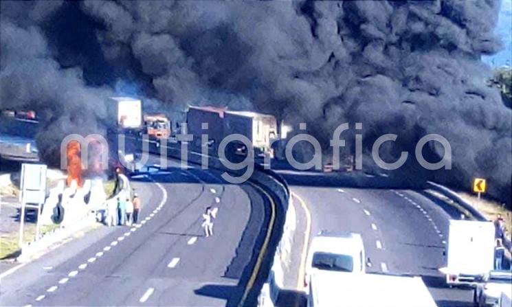 Un trailer cargado de combustible  se incendió sobre la carretera federal 140, en el kilómetro 40-41 entre Acajete y Las Vigas. Afortunadamente el conductor fue rescatado con vida.