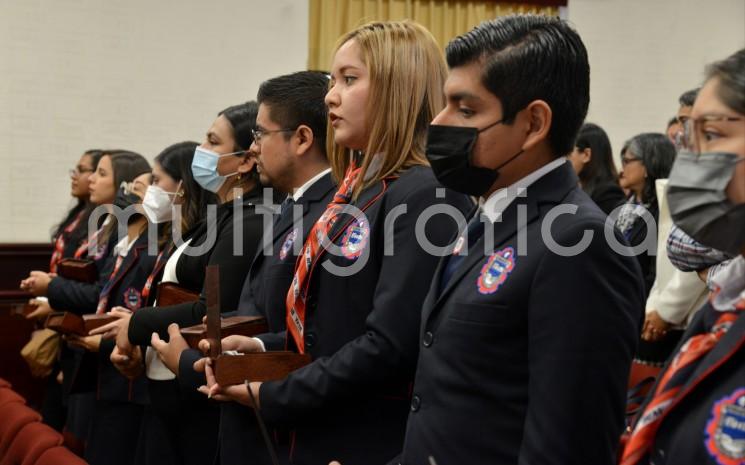 En Sesión Solemne de Cabildo encabezada por el presidente municipal Ricardo Ahued Bardahuil, se reconoció a los alumnos más destacados de la Benemérita Escuela Normal Veracruzana Enrique C. Rébsamen generación 2018-2022, quienes recibieron las preseas Manuel R. Gutiérrez, Juan de la Luz Enríquez, al Mérito académico y Rafael Ramírez Castañeda.