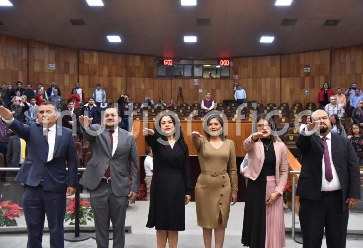 Se nombró y rindieron la protesta de ley ante el Pleno como nuevas magistradas y magistrados del TRIJAEV: Diana Estela Aróstegui Carballo, Leticia Aguilar Jiménez y Rosalba García Salazar, así como Jaziel Cabrera Pacheco, Roberto Eduardo Sigala Aguilar y Rubén Hernández Mendiola.