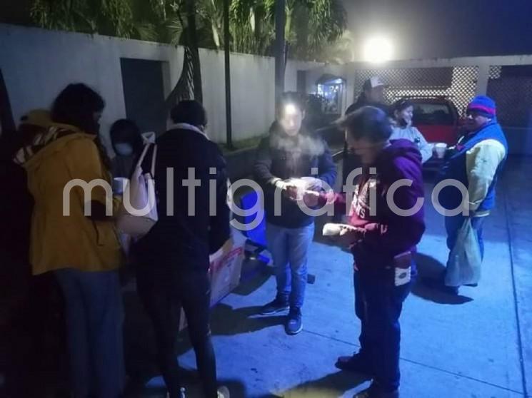 Integrantes del grupo de Jóvenes Altruistas, de Tlapacoyan, Ver., por sus propios medios, llevaron la Nochebuena, un poco de calor y alimentos a familiares de pacientes del Hospital General de esa ciudad, así como calles y terminal de autobuses. 