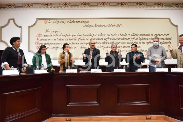 Los integrantes del Cabildo de Xalapa, en Sesión Ordinaria celebrada este lunes, aprobaron la adquisición de concreto MR48 con una inversión de 6 millones de pesos provenientes de participaciones federales, mismo que  permitirá atender diversas demandas ciudadanas en materia de infraestructura vial y mejorará las condiciones de distintas calles y avenidas del municipio.