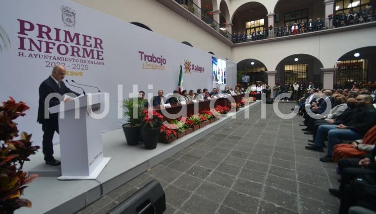 En sesión de cabildo realizada en en el patio central del Palacio Municipal de Xalapa, el alcalde Ricardo Ahued Bardahuil presentó su 1er. Informe  al frente de la administración municipal 2022- 2025.  