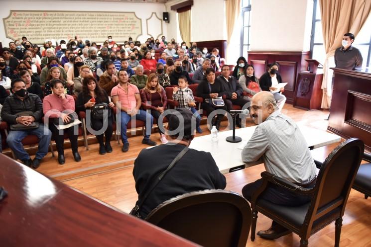  Por su política de puertas abiertas y las más de 11 mil audiencias ciudadanas para escuchar de primera mano las necesidades de las personas, representantes de distintas colonias reconocieron las acciones del Gobierno Municipal en su primer año de labores. 

