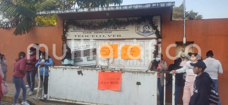 Ante la falta de dos maestros desde el pasado mes de octubre 2022, padres de familia de la Escuela Primaria Lic. Benito Juárez de Teocelo, Ver., recurrieron a la toma de las instalaciones. 