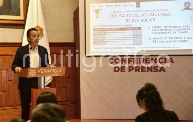 El Gobernador Cuitláhuac García Jiménez, presentó la Copa Deportiva de Futbol Tlachtli, misma que se realizará en todo el estado, y contará con una bolsa acumulada de premios de 2 millones 340 mil pesos.

