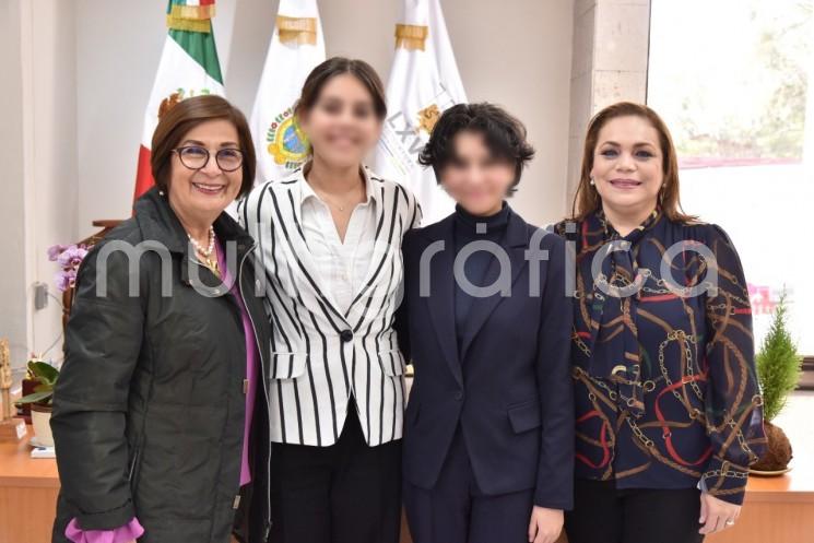 La presidenta de la Mesa Directiva de la LXVI Legislatura, diputada Margarita Corro Mendoza, y la presidenta de la Comisión Permanente de Ciencia y Tecnología, legisladora Verónica Pulido Herrera, recibieron en el Palacio Legislativo a las estudiantes ganadoras de la ExpoCiencias Veracruz 2022, Frida Sofhia Medellín Careaga y Helena Vázquez Naert.