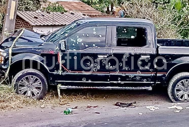 Este domingo sobre la carretera federal 140 Veracruz-Xalapa vía ,Paso de Ovejas, en la colonia Los Carriles de Las Bajadas, una familia, entre éstos un menor de edad, fue acribillada cuando viajaban a bordo de  una camioneta Ford tipo Lobo color negro. Saldo preliminar de 4 fallecidos. 