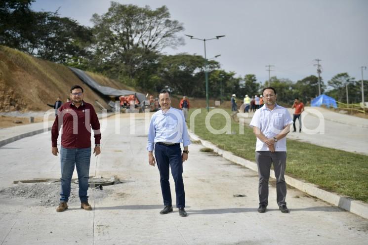 Al sur de la capital, el gobernador supervisó tres calles recién urbanizadas con trabajos de drenaje, alumbrado y pavimentación hidráulica, paralelas a Arco Sur, que comunican a los vecinos de Reserva Territorial y Santa Bárbara con el municipio de Emiliano Zapata y la Zona Universitaria.