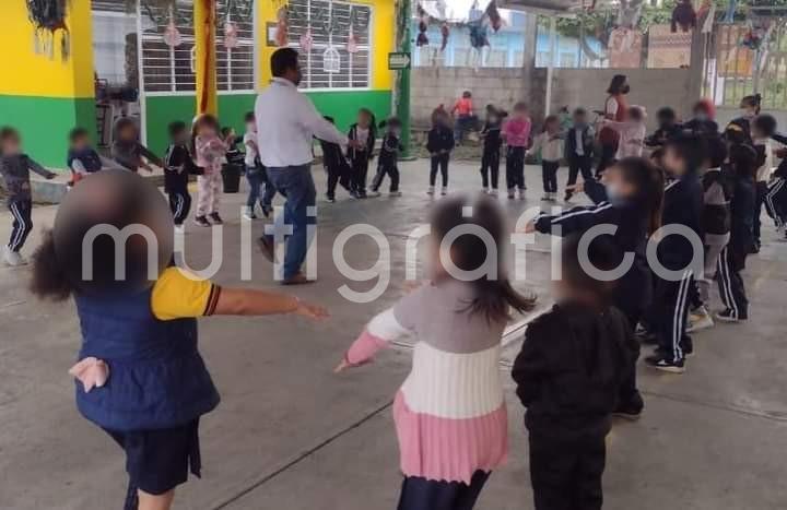 De acuerdo con la instrucción del Secretario de Salud y Director General de Servicios de Salud de Veracruz, Dr. Gerardo Díaz Morales, para garantizar entornos escolares seguros y saludables a la población infantil y juvenil, se llevan a cabo programas y estrategias que promueven el bienestar de la salud física, mental y alimentaria de los estudiantes. 