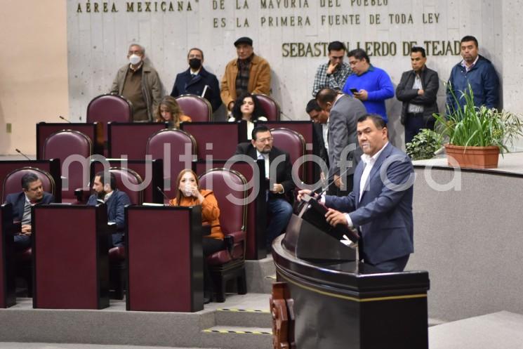 El diputado Othón Hernández Candanedo propuso, mediante una Iniciativa, que los permisos para la prestación del servicio de transporte particular de personas, animales o cosas y el de transporte público en la modalidad de carga sean otorgados por la Dirección de Transporte o por la Delegación Regional de Transporte correspondiente al lugar donde se realicen.