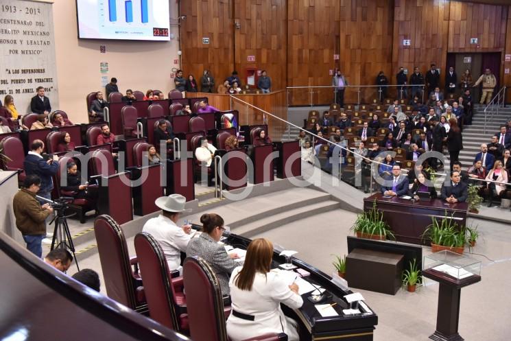 Acompañada por los comisionados del IVAI, David Agustín Jiménez Rojas y José Alfredo Corona Lizárraga, la funcionaria estatal informó que, en ese año, Veracruz ocupó el cuarto lugar nacional en cuanto a la cantidad de solicitudes, el cuarto en recursos de revisión y el noveno en presupuesto entre órganos de transparencia estatal.