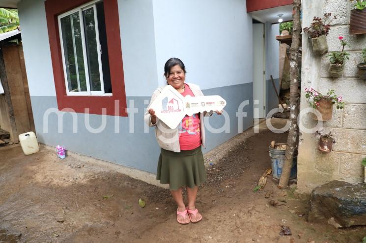 El Instituto Veracruzano de la Vivienda (INVIVIENDA) dotó de cuartos-dormitorio a 44 familias vulnerables de la Sierra de Zongolica que habitan en casas con carencias de calidad y espacio; mediante una inversión de 4.47 millones de pesos, este apoyo busca abatir el rezago en hacinamiento de la población de las Altas Montañas.

