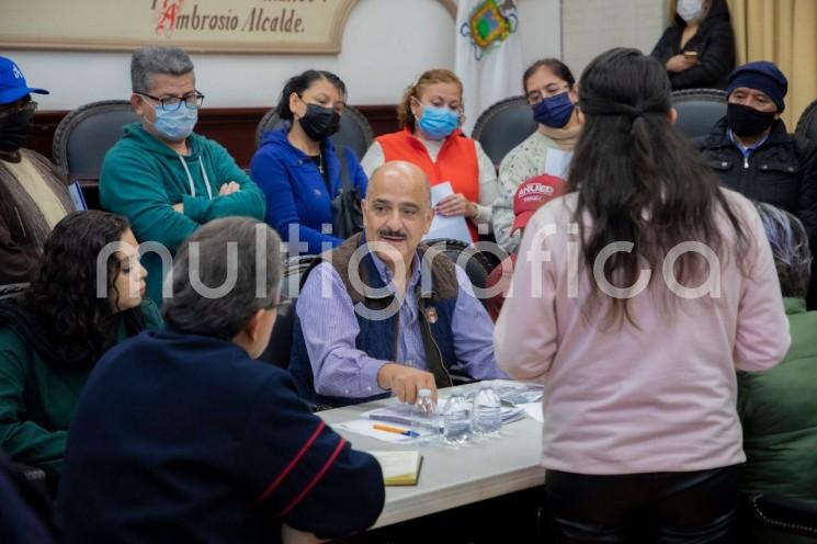 En una jornada de audiencias ciudadanas, el alcalde Ricardo Ahued reconoció a las personas asistentes por tomar un tiempo de su día para acudir desde sus colonias hasta el Palacio Municipal a externar sus necesidades y formar parte de la planeación necesaria para decidir en dónde invertir los recursos públicos.

