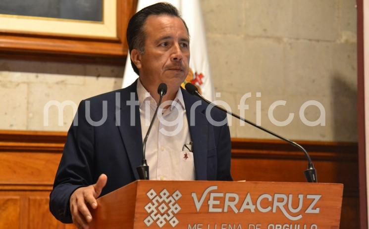 El gobernador Cuitláhuac García Jiménez dio a conocer que ya existe un proyecto ejecutivo, así como el financiamiento que dará solución al tráfico en la plaza de cobro 45 de Fortín y reducir el tiempo de espera a 5 minutos, pues los 10 carriles resultan insuficientes para desahogar los 34 mil 500 cruces por día.