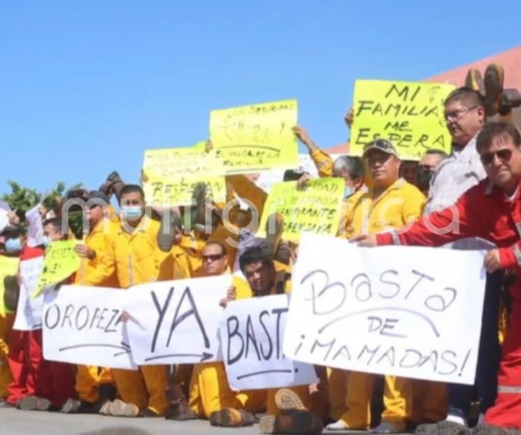 Trabajadores de distintas secciones del Sindicato Nacional de Trabajadores Petroleros de la República Mexicana (STPRM), denunciaron carencias e incumplimiento a diversas cláusulas del Contrato Colectivo de Trabajo (CCT), sobre todo la falta de uniformes y equipo adecuado para desempeñar su trabajo en condiciones de seguridad.
