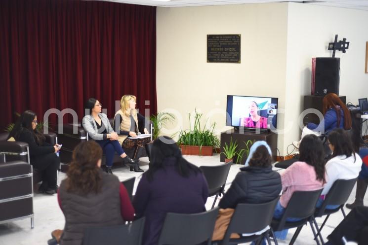 Para conocer propuestas y recibir aportaciones para el fortalecimiento de la legislación estatal, la diputada Maribel Ramírez Topete, presidenta de la Comisión Permanente para la Igualdad de Género del Congreso del Estado, realizó el Conversatorio Agenda de las Mujeres: Deudores Alimentarios-Veracruz, con la participación de activistas, defensoras de derechos humanos y especialistas en la materia.