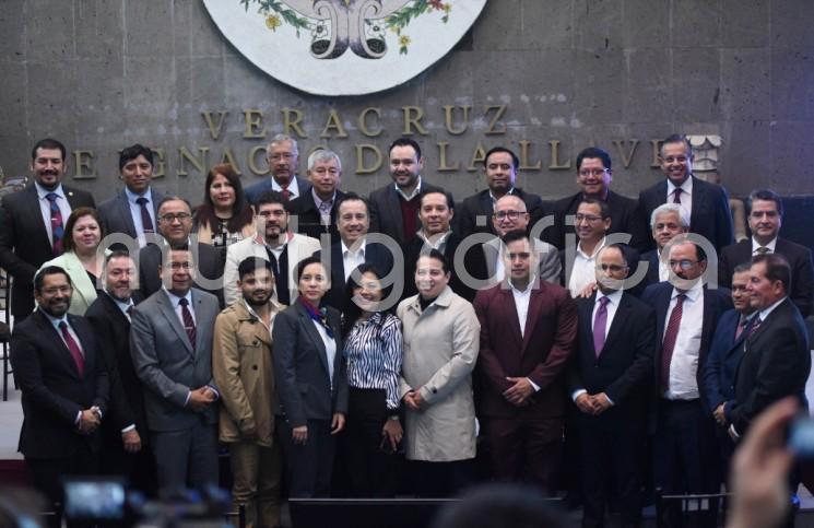 Al finalizar la ceremonia de entrega de apoyos para proyectos productivos a Universidades Tecnológicas e Institutos Tecnológicos, el Gobernador García Jiménez pidió una foto con Directores y Rectores de las instituciones beneficiadas.