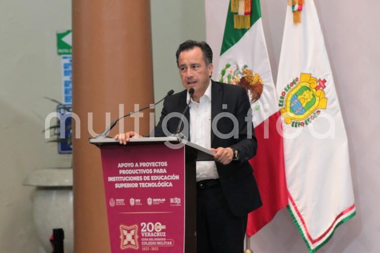 Durante su conferencia de este lunes, el Gobernador de Veracruz, Cuitláhuac García Jiménez, respondió a cuestionamientos sobre Araly Rodríguez, empleada de la Secretaría de Educación, quien presuntamente recibió millonarios contratos de la Secretaría de Seguridad Pública, Secretaría de Salud y DIF estatal.