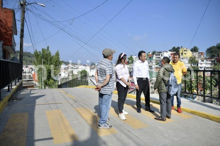 Vecinos de la colonia Rafael Hernández Ochoa esperaron 30 años para ver pavimentadas las calles Tierra Blanca y Marte; ahora, con el gobierno de la Cuarta Transformación fue cubierta su demanda, señaló el gobernador Cuitláhuac García Jiménez tras una supervisión a los trabajos.

