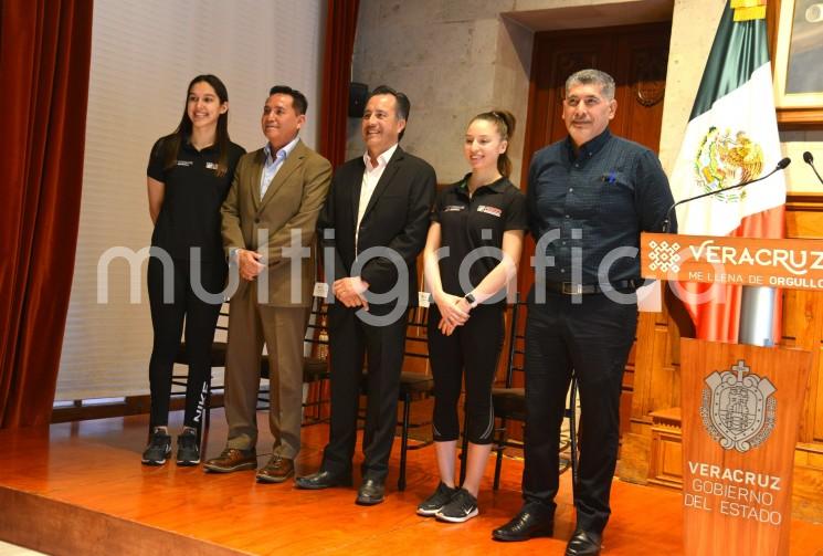 El gobernador Cuitláhuac García Jiménez en compañía de autoridades del deporte y de las campeonas de Taekwondo Daniela Souza y Leslie Soltero, anunciaron un evento de esta disciplina que se va a realizar el fin de semana en el Velódromo de la ciudad. 