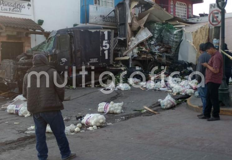 Cerca de las 4:00 horas de este miércoles, un tráiler que transportaba frutas y verduras, se quedó sin frenos, de nueva cuenta en la zona centro de Atzalan, sobre la carretera federal Altotonga a Tlapacoyan, exactamente en el tramo del reloj de Atzalan al puente, en el centro de este municipio.