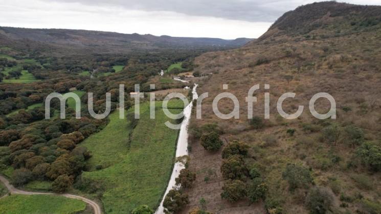  Junto con autoridades y pobladores en una rodada ciclista, el gobernador Cuitláhuac García Jiménez inauguró la carretera Actopan-El Zetal, a donde la Secretaría de Infraestructura y Obras Públicas (SIOP) llevó justicia social mediante pavimento hidráulico, pues hasta hace poco el camino permanecía en terracería.