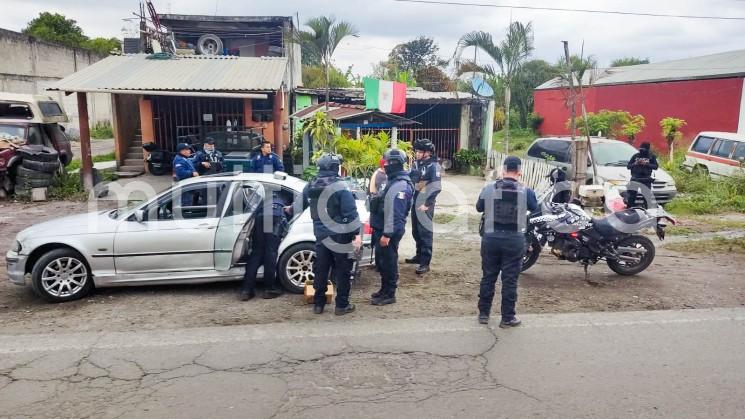 Tras un reporte al sistema de emergencia 911, elementos de la Secretaría de Seguridad Pública y policía municipal de Tlapacoyan aseguraron la tarde de este domingo al conductor de un vehículo BMW color gris de modelo atrasado, al contar con el reporte de que presuntamente transportaba un arma de fuego tipo revolver, en su unidad.
