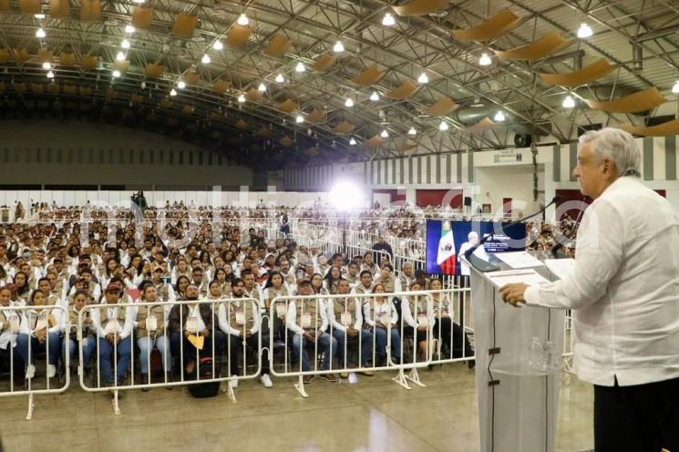 El Presidente de la República, Andrés Manuel López Obrador, se reunió  en el World Trade Center  de Boca del Río, con los responsables de dar cumplimiento a la política social del Gobierno de la República, los Servidores de la Nación.