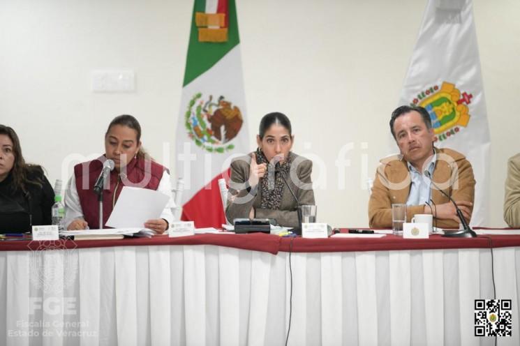 Este sábado, la Fiscal General del Estado, Verónica Hernández Giadáns, participó en una reunión encabezada por el Gobernador Cuitláhuac García Jiménez, con integrantes de distintos colectivos de familiares de personas desaparecidas.