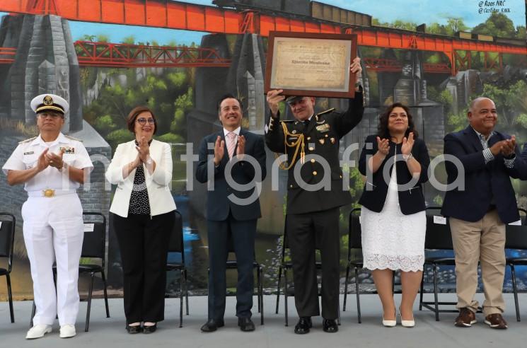  En el 161 Aniversario de los Tratados de la Soledad, el gobernador Cuitláhuac García Jiménez encabezó la ceremonia cívico-militar desde la Plazuela de la Antigua Estación del Ferrocarril e hizo entrega de un reconocimiento por el Día del Ejército Mexicano, al comandante de la 26/a Zona Militar, José Francisco Camarena Hernández.