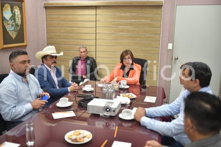 La presidenta de la Mesa Directiva de la LXVI Legislatura, diputada Margarita Corro Mendoza, recibió a productores de aguacate hass veracruzano, quienes externaron las necesidades y requerimientos que enfrenta el sector para mejorar la producción y comercialización del fruto.