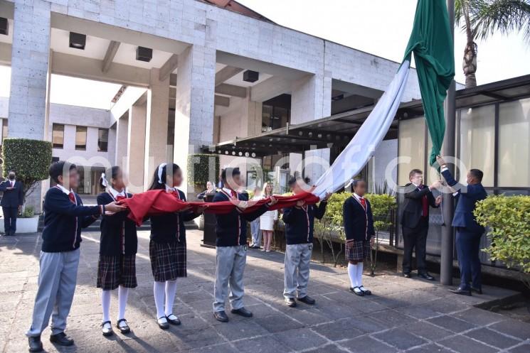 En vísperas del Día de la Bandera y con la finalidad de promover los valores cívicos en las niñas y los niños, este jueves 23 de febrero el Centro Escolar Liceo de Xallapan realizó en la explanada del Palacio Legislativo un acto cívico conmemorativo a la fecha, con la participación de alrededor de 150 alumnos y que presenciaron padres de familia.