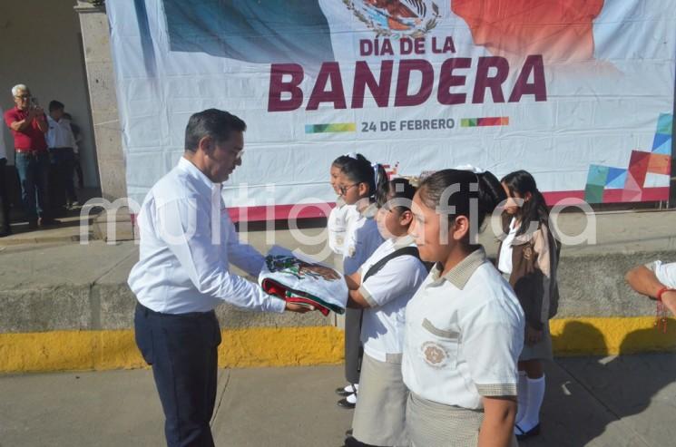 En Tlapacoyan, Ver., escuelas de diversos niveles participaron en la conmemoración del Día de la Bandera.