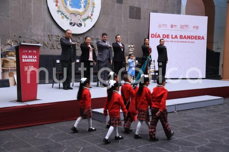 Como parte de las actividades para conmemorar el Día de la Bandera, el Gobierno del Estado realizó una demostración de escoltas con el alumnado de los preescolares Trinidad Pérez González, Juan Escutia, Noxinach, Jamli y Bertha Hernández Díaz en el patio central de la sede del Poder Ejecutivo.