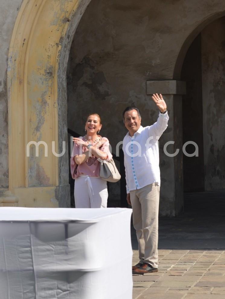 Mediante las brigadas de Promoción de la Lectura y la Cultura Mujeres Insurgentes y el programa Español para Todos, el Gobierno del Estado llegará a mil 200 escuelas para impactar a 117 mil alumnas y alumnos, afirmó el gobernador Cuitláhuac García Jiménez ante la impulsora de la campaña nacional Fandangos por la Lectura, Beatriz Gutiérrez Müller. 