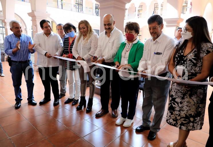 Para facilitar y dar movilidad a la lectura en los espacios públicos, se inauguró en Palacio Municipal de Xalapa, el primer Carrito Literario, un pequeño pero emblemático espacio que significa mucho para la Administración y la ciudadanía, afirmó el presidente municipal  Ricardo Ahued Bardahuil. 