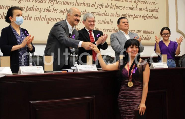 En Sesión Solemne de Cabildo, se realizó la entrega de la medalla Insurgente María Teresa de Medina y Miranda a Adriana González Valera, por su destacada labor en la difusión de los Derechos Humanos y la inclusión mediante el uso y enseñanza del Lenguaje de Señas Mexicanas.