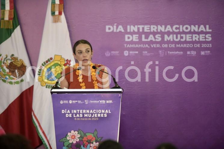 as mujeres impulsan la transformación y sostienen el trabajo diario para inspirar un gobierno humanista, igualitario y que piensa primero en quienes enfrentan condiciones difíciles, sin quedarse en el discurso o la retórica, afirmó la secretaria de Protección Civil, Guadalupe Osorno Maldonado, durante la conmemoración del Día Internacional de las Mujeres en Tamiahua, Ver..