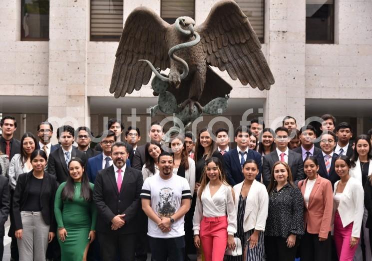 Al dar la bienvenida a un grupo de 60 estudiantes de la licenciatura en Derecho de la Universidad Cristóbal Colón (UCC), el presidente de la Junta de Coordinación Política (Jucopo) de la LXVI Legislatura del estado, diputado Juan Javier Gómez Cazarín, les exhortó a luchar con perseverancia hasta realizar sus sueños y aprovechar las oportunidades que el gobierno da a las y los jóvenes.

