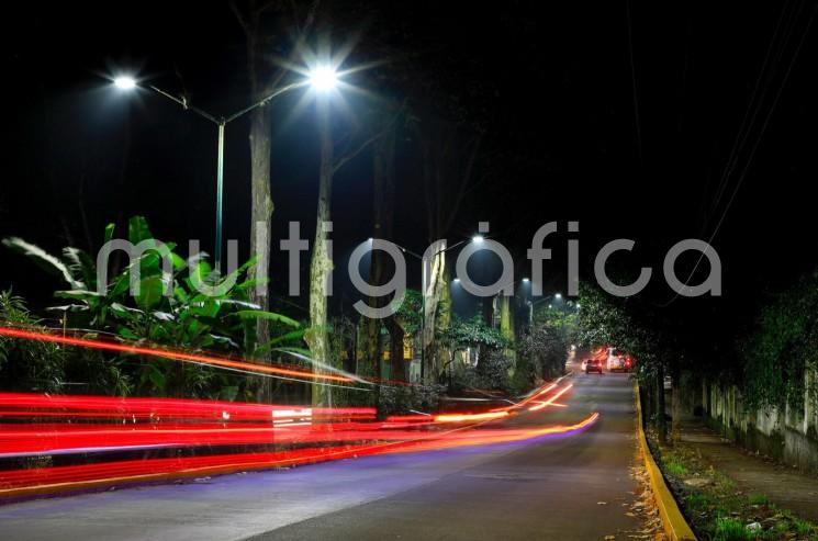  Para que las calles, parques y avenidas del municipio cuenten con un servicio de alumbrado público de calidad, el Ayuntamiento trabaja en la instalación de 4 mil 500 lámparas LED adquiridas durante esta Administración. 

