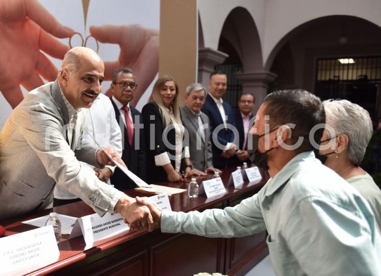 Con la entrega simbólica de 44 actas de matrimonio, este día formalizaron su relación más de 300 parejas a través del programa de Bodas Colectivas, impulsado por la Dirección General del Registro Civil y el Ayuntamiento de Xalapa.  