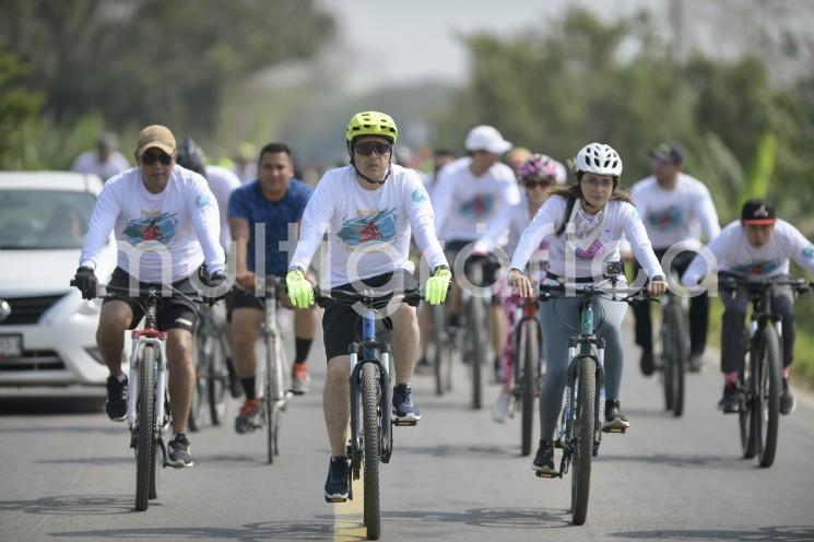 La Rodada Familiar Papaloapan reunió a más de mil personas, entre locales y visitantes, que se inscribieron para las rutas de 14 y 17 kilómetros, saliendo de Tlacojalpan con punto de llegada en Otatitlán.