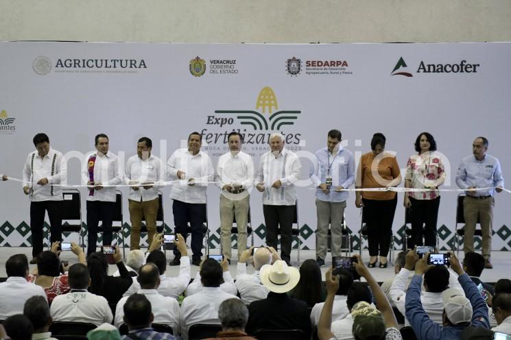 En el World Trade Center de Boca del Río, Ver. el gobernador Cuitláhuac García Jiménez inauguró  la segunda edición de la Expo Fertilizantes Veracruz. 