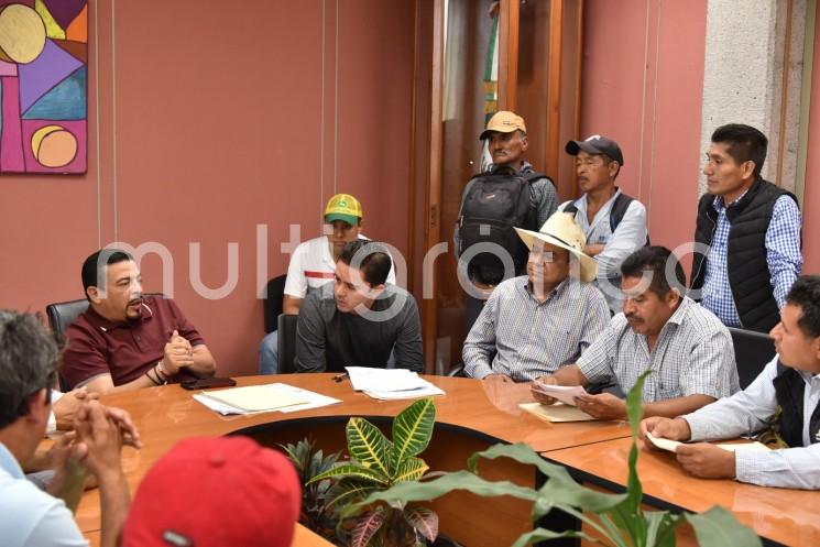 El compromiso de las y los representantes populares con el desarrollo de los municipios y sus comunidades, mediante la labor de gestión, es firme y permanente, aseguró el presidente de la Junta de Coordinación Política del Congreso de Veracruz, diputado Juan Javier Gómez Cazarín, al recibir a autoridades locales y ejidales de los municipios de Soteapan, Hueyapan de Ocampo y Catemaco en el Palacio Legislativo.