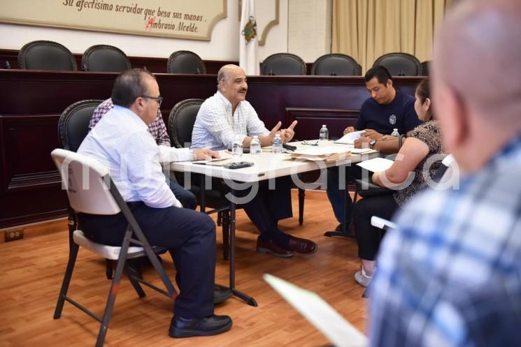 Para analizar el proyecto y las posibles opciones de trazado para un colector pluvial en las calles Pinos 1 y 2, en la colonia Emiliano Zapata, funcionariado encabezado por el presidente municipal Ricardo Ahued Bardahuil recibió a representantes y vecinos de la zona. 