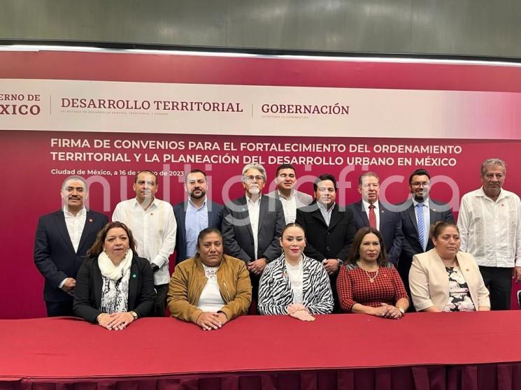  Nueve municipios veracruzanos, cuatro de éstos parte del Corredor Interoceánico del Istmo de Tehuantepec, serán beneficiados con la actualización de sus planes de crecimiento urbano por parte de la Secretaría de Desarrollo Agrario, Territorial y Urbano (SEDATU), cuyo objetivo es combatir las desigualdades y asegurar el orden en los asentamientos. 