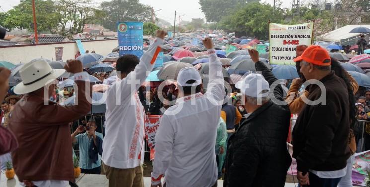 Ni la lluvia, ni el frío impidieron que más de 22 mil trabajadoras y trabajadores de la educación de todo el estado llegaran a Misantla para celebrar una vez más la unidad, para refrendarle a sus líderes el apoyo incondicional para defender los derechos de las y los agremiados a la Sección 32 y el Equipo Político. 