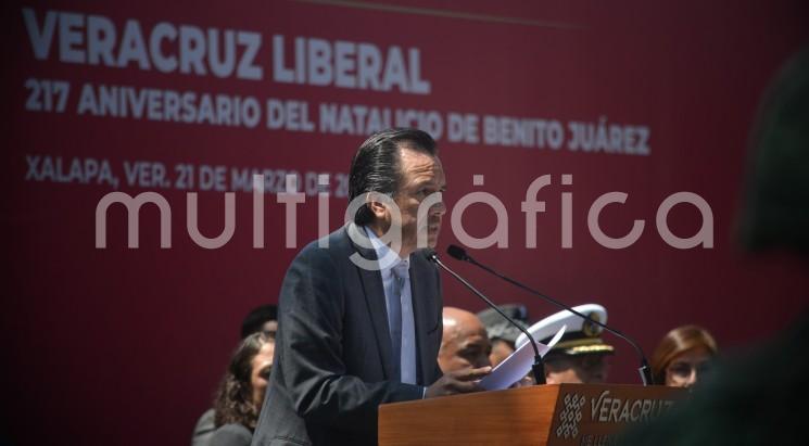 Los conservadores de antaño y de ahora defienden los privilegios de unos pocos; sin embargo, nosotros nos debemos al pueblo y defendemos la nación que es democrática y participativa, de derechos y libertades, pero también de igualdad, manifestó el gobernador Cuitláhuac García Jiménez, en la conmemoración del natalicio de Benito Juárez García.

